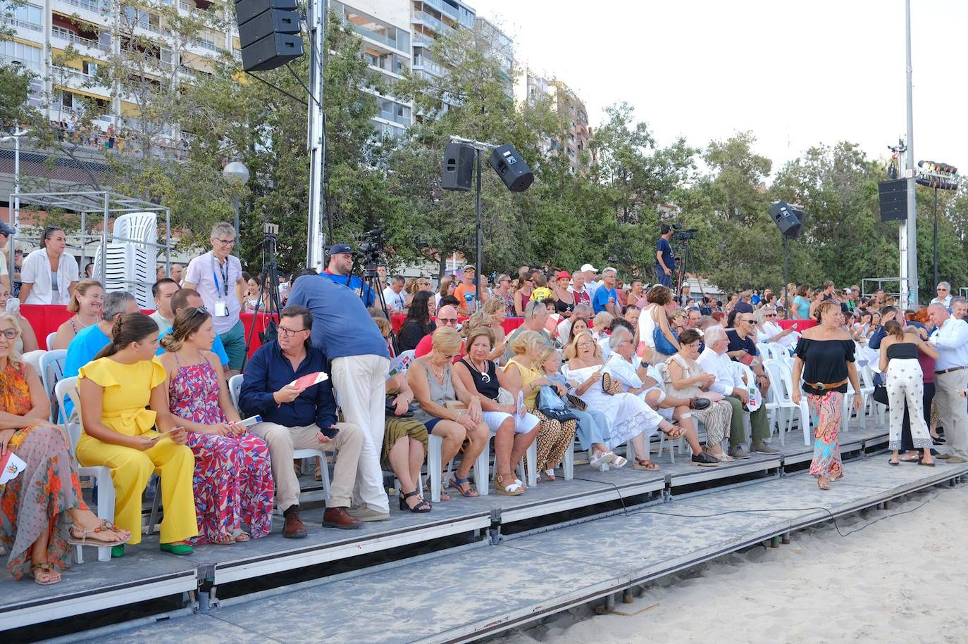 Los moros y cristianos se enzarzan en un épico desembarco en el Postiguet