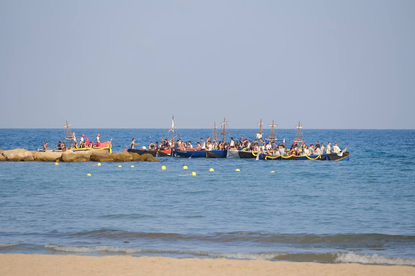 Los moros y cristianos se enzarzan en un épico desembarco en el Postiguet