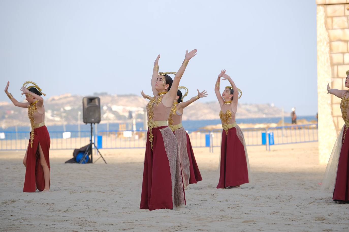 Los moros y cristianos se enzarzan en un épico desembarco en el Postiguet