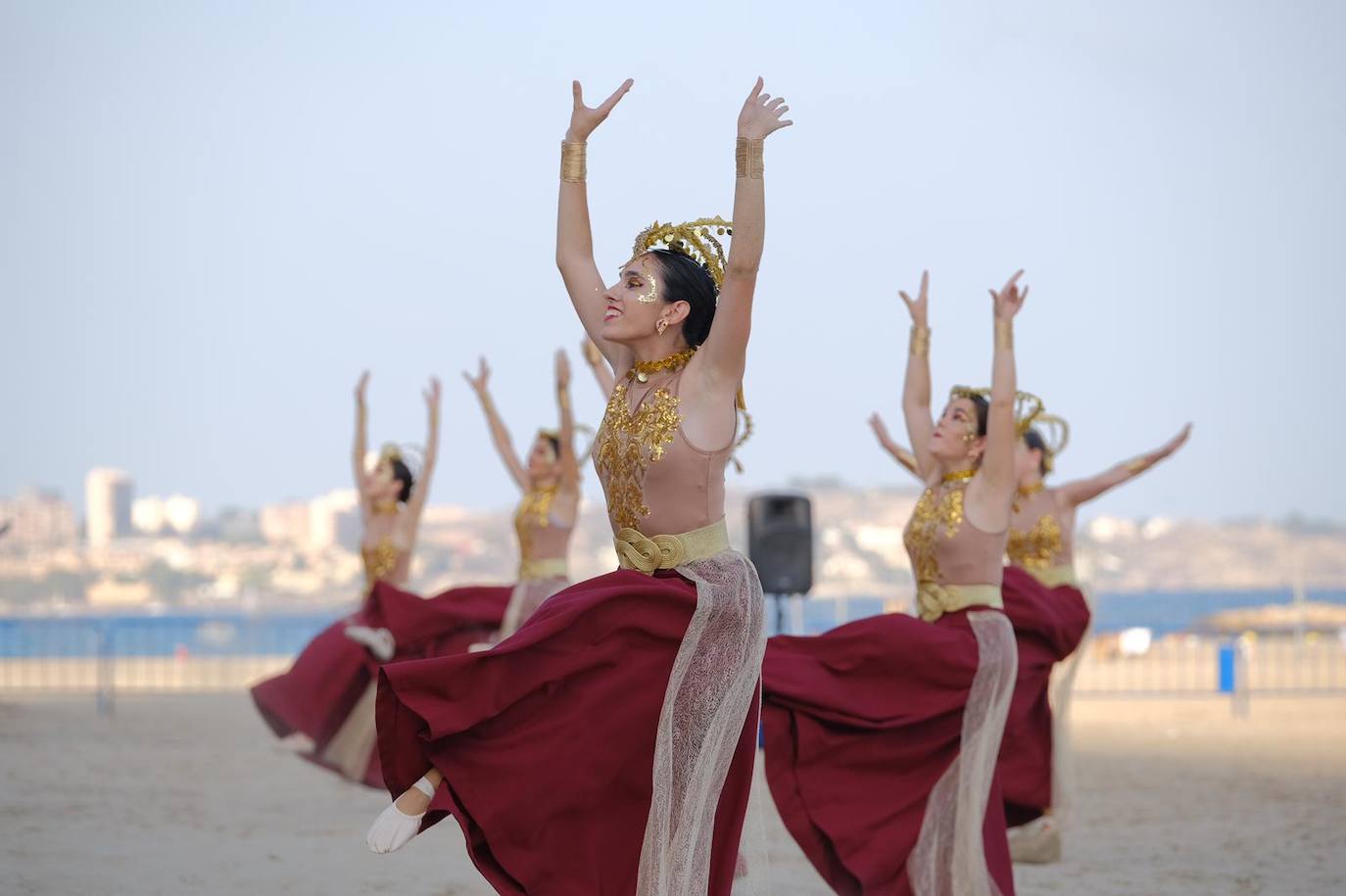 Los moros y cristianos se enzarzan en un épico desembarco en el Postiguet