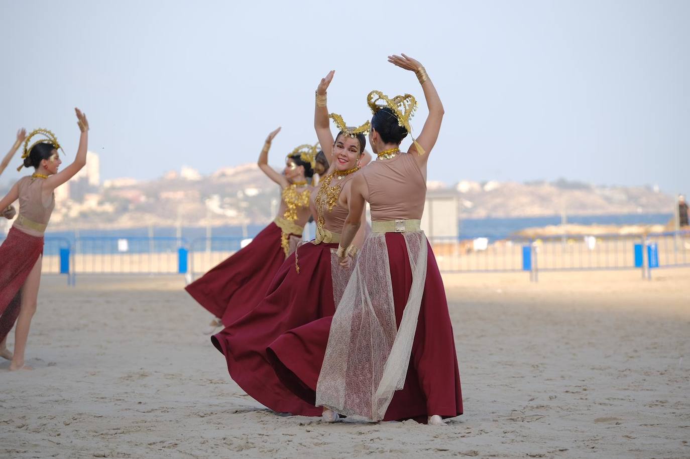 Los moros y cristianos se enzarzan en un épico desembarco en el Postiguet