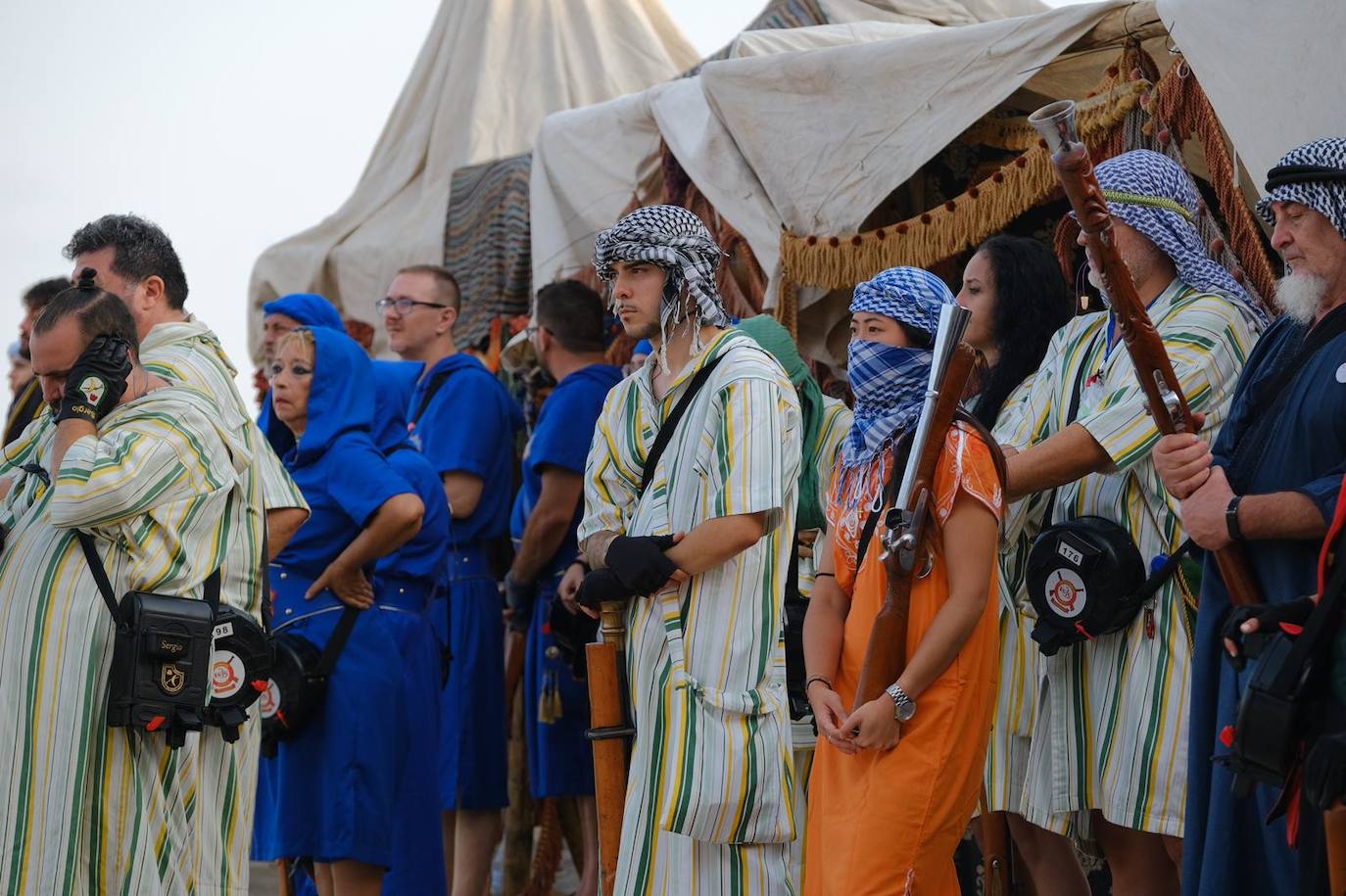 Los moros y cristianos se enzarzan en un épico desembarco en el Postiguet