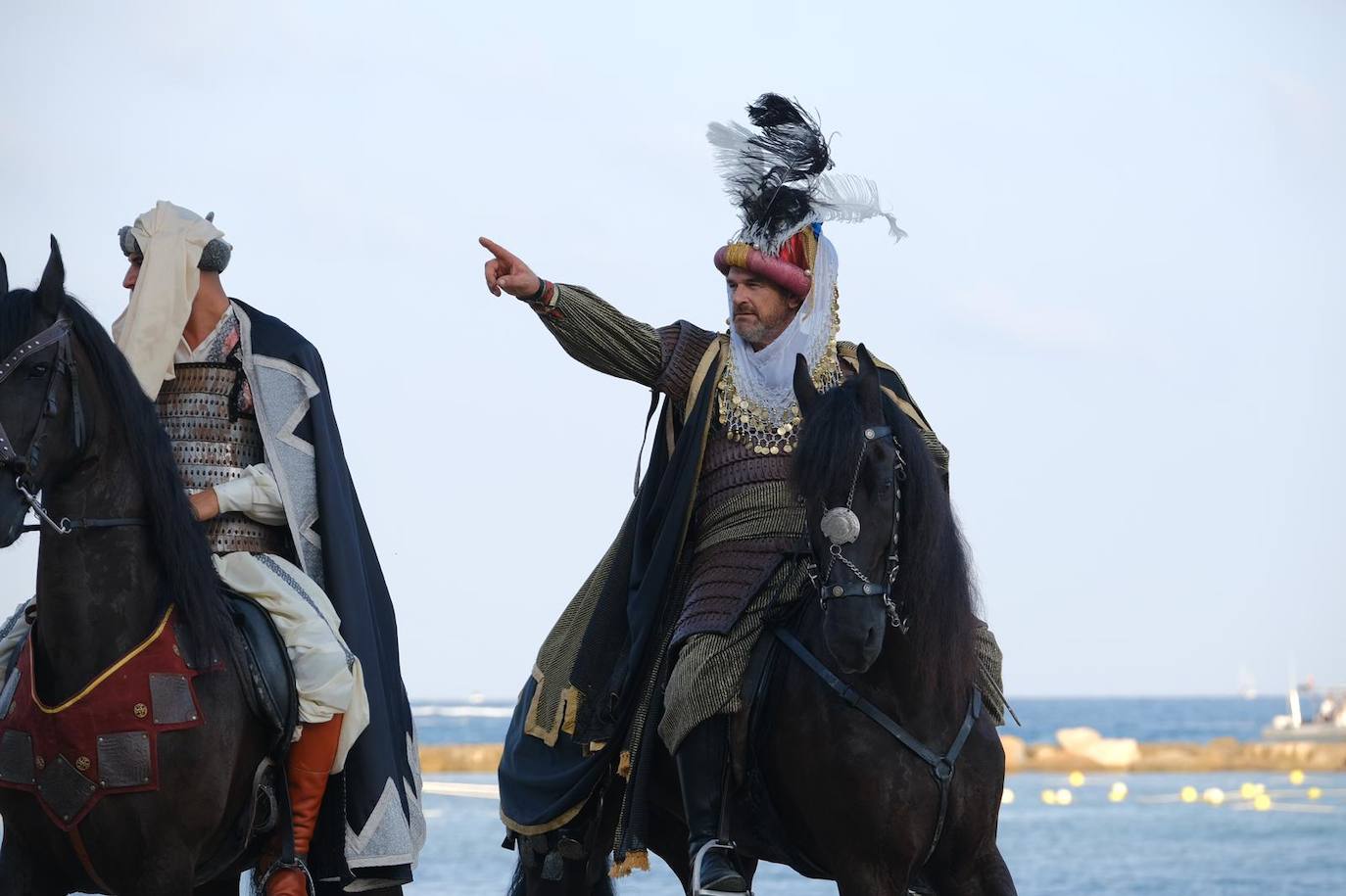 Los moros y cristianos se enzarzan en un épico desembarco en el Postiguet