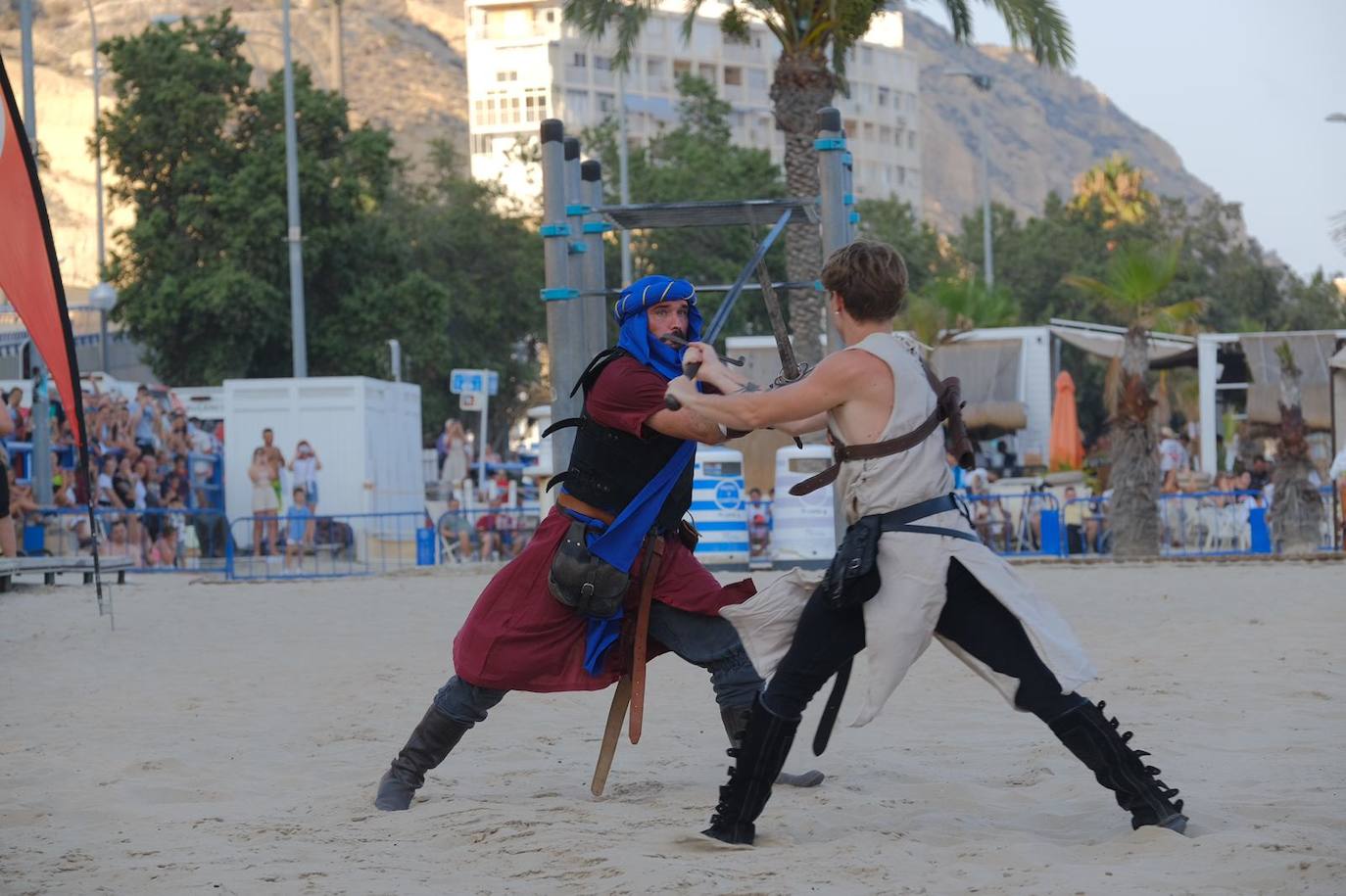 Los moros y cristianos se enzarzan en un épico desembarco en el Postiguet