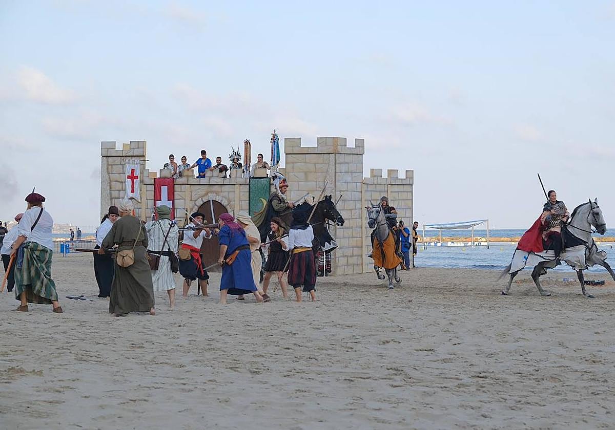 Los moros y cristianos se enzarzan en un épico desembarco en el Postiguet