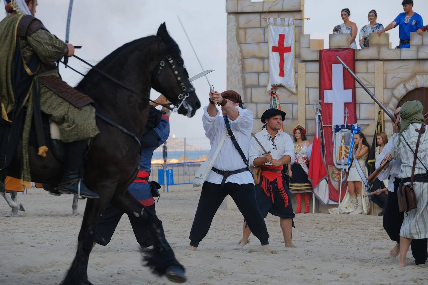 Los moros y cristianos se enzarzan en un épico desembarco en el Postiguet