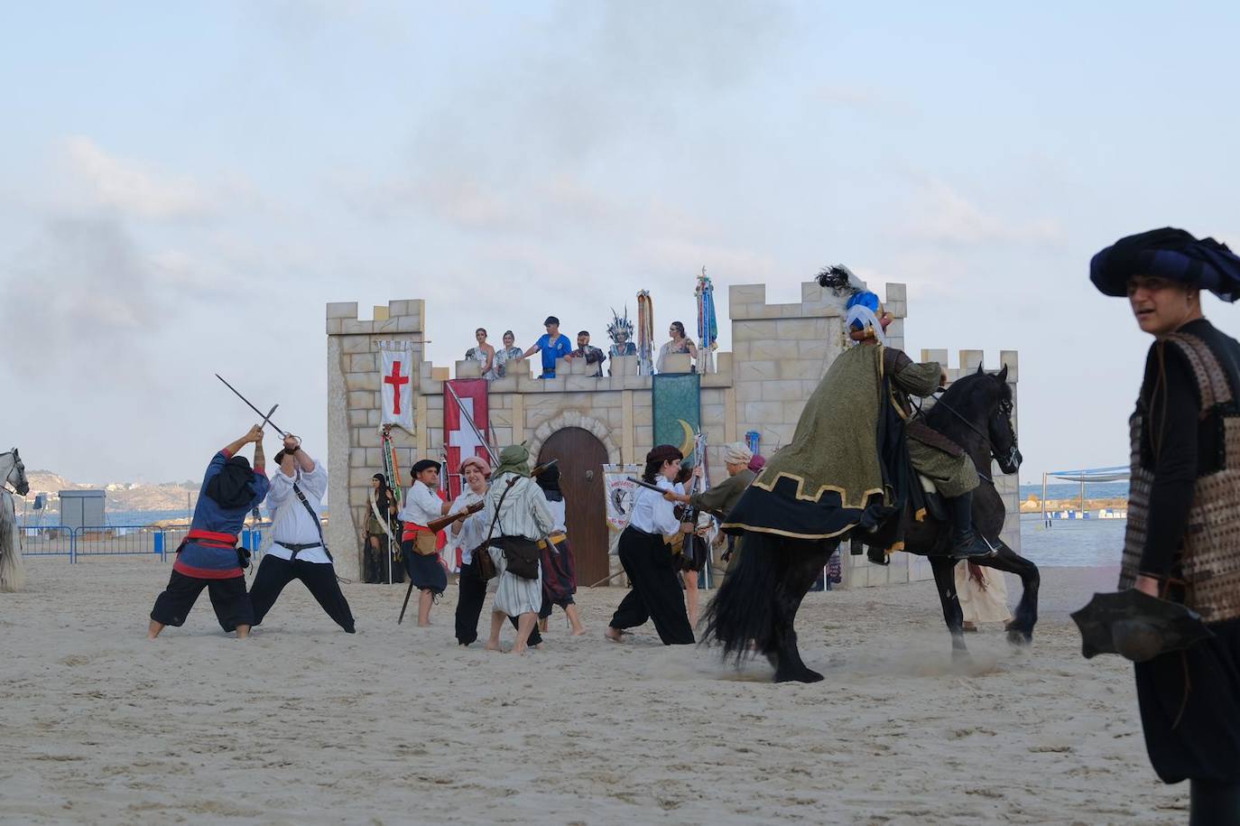 Los moros y cristianos se enzarzan en un épico desembarco en el Postiguet