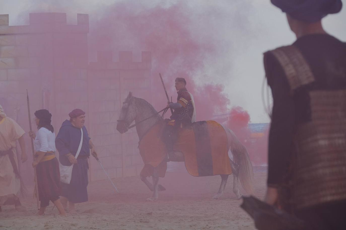 Los moros y cristianos se enzarzan en un épico desembarco en el Postiguet