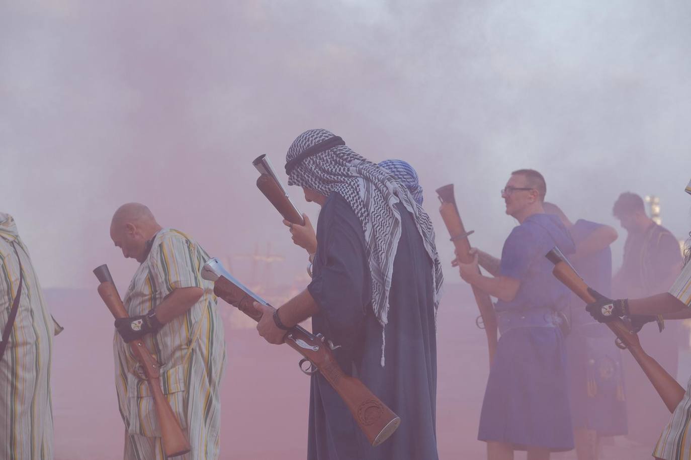 Los moros y cristianos se enzarzan en un épico desembarco en el Postiguet