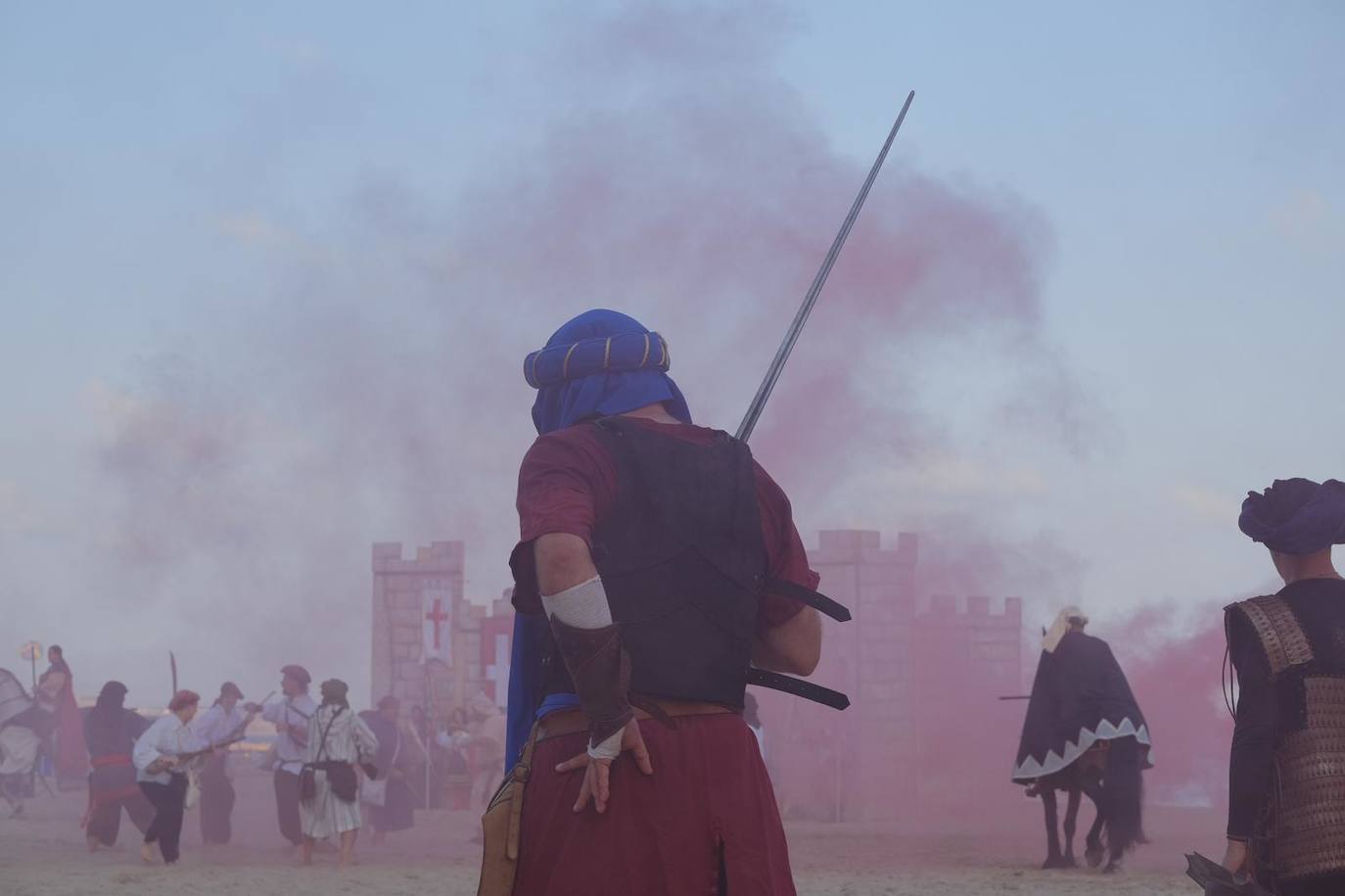 Los moros y cristianos se enzarzan en un épico desembarco en el Postiguet