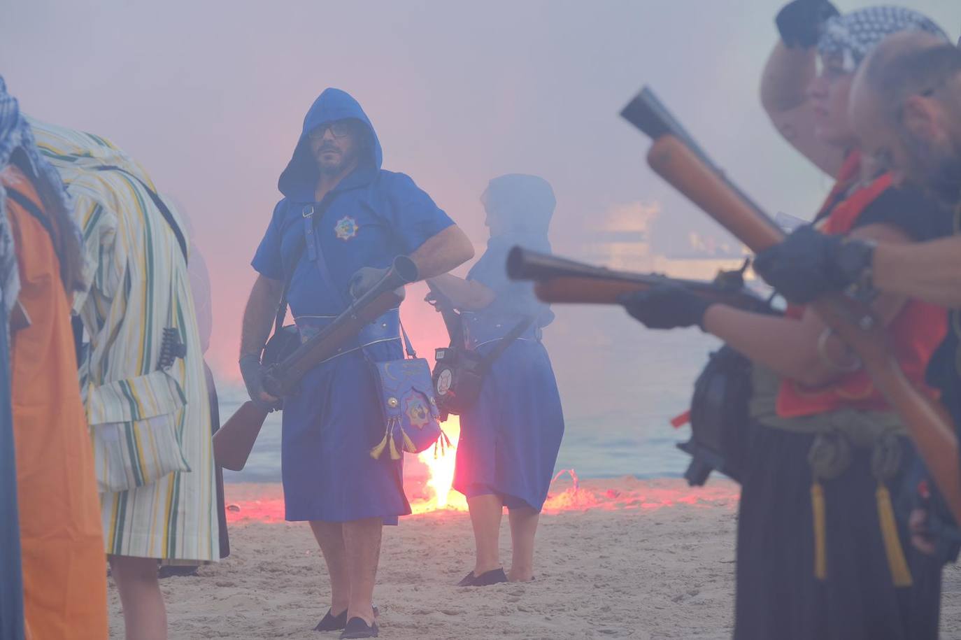 Los moros y cristianos se enzarzan en un épico desembarco en el Postiguet