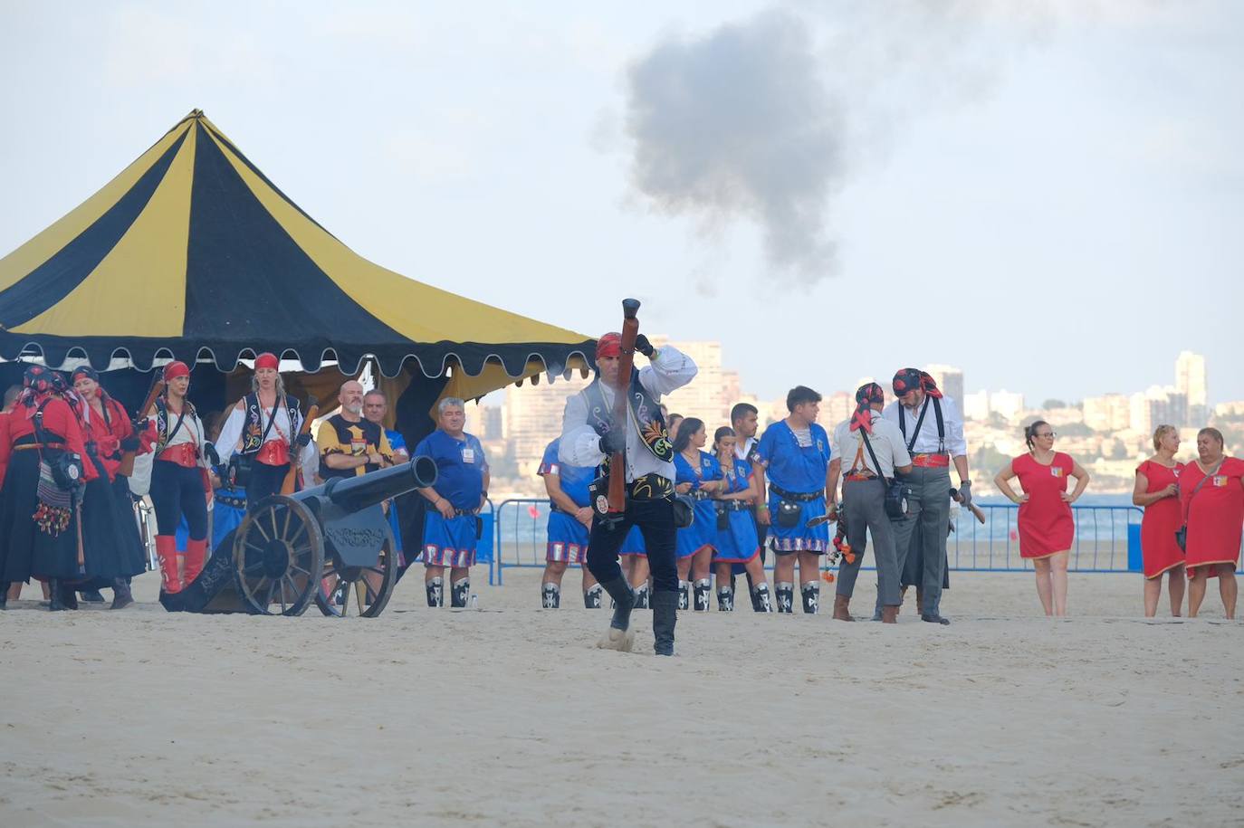 Los moros y cristianos se enzarzan en un épico desembarco en el Postiguet