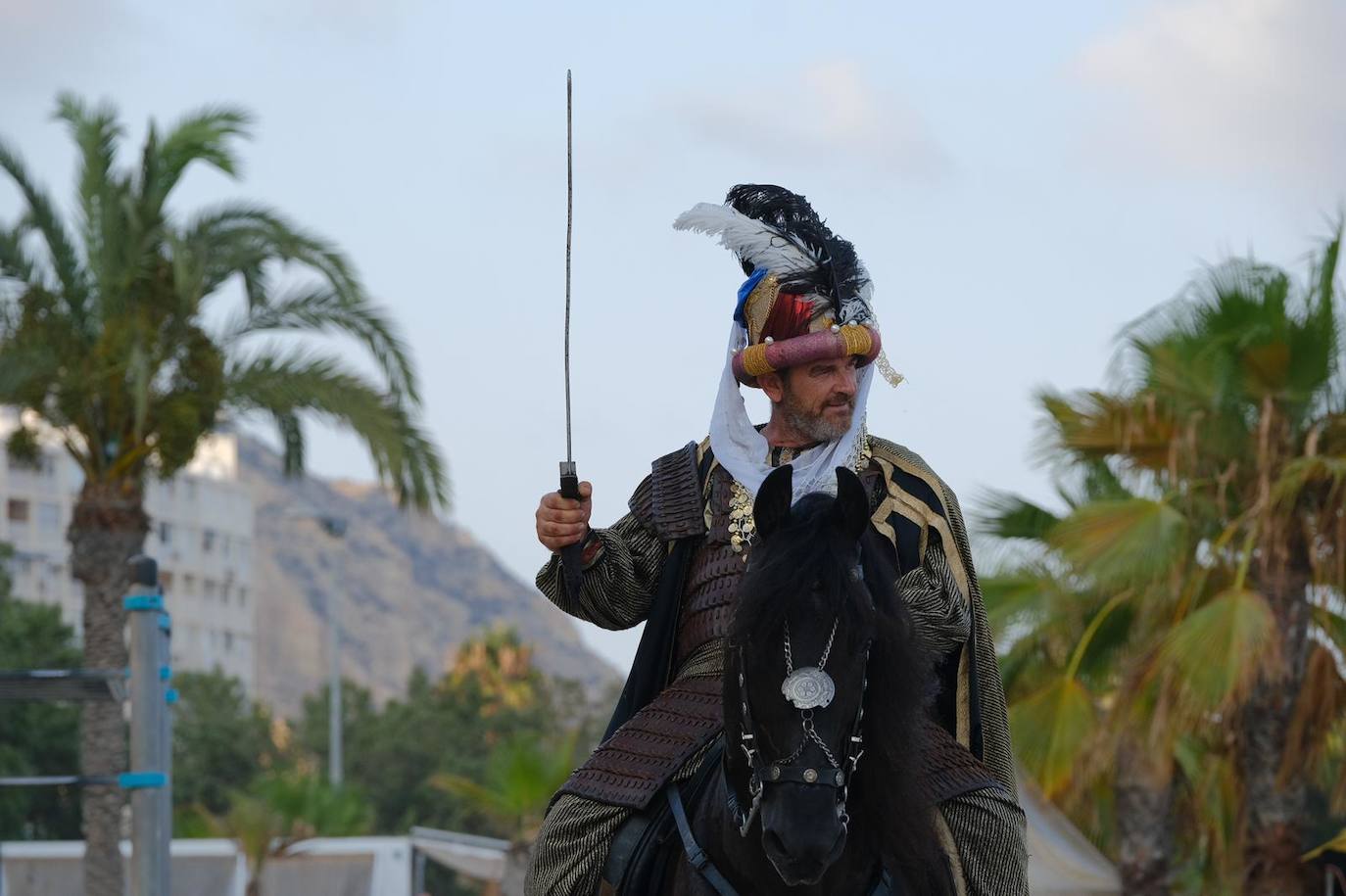 Los moros y cristianos se enzarzan en un épico desembarco en el Postiguet