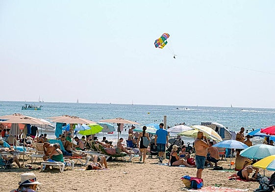 Bañistas en la playa del Postiguet este domingo.