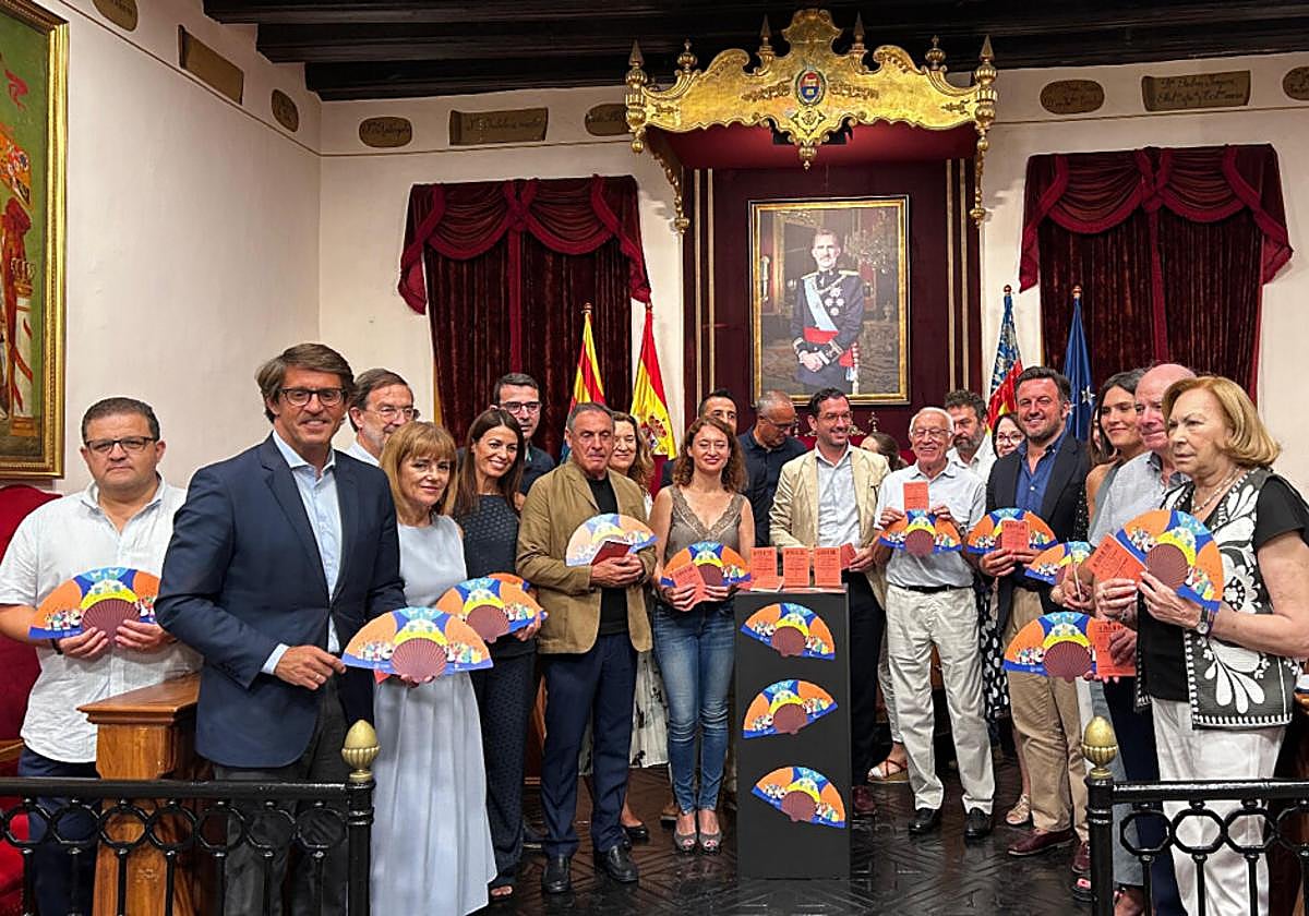 Presentación del abanico y el facsímil este lunes en el Ayuntamiento de Elche.