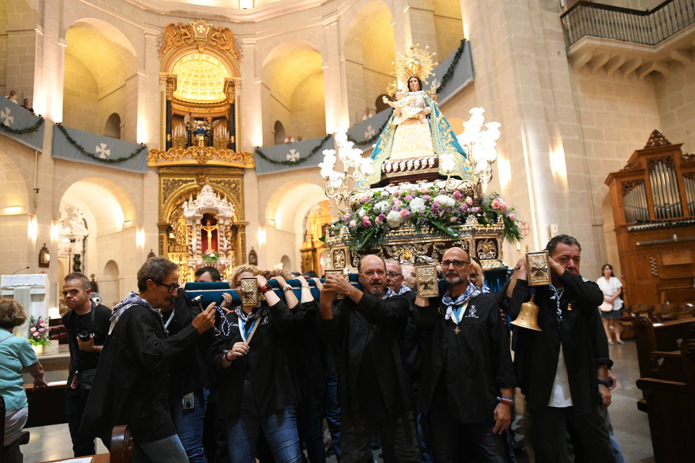 Alicante rinde homenaje a su patrona