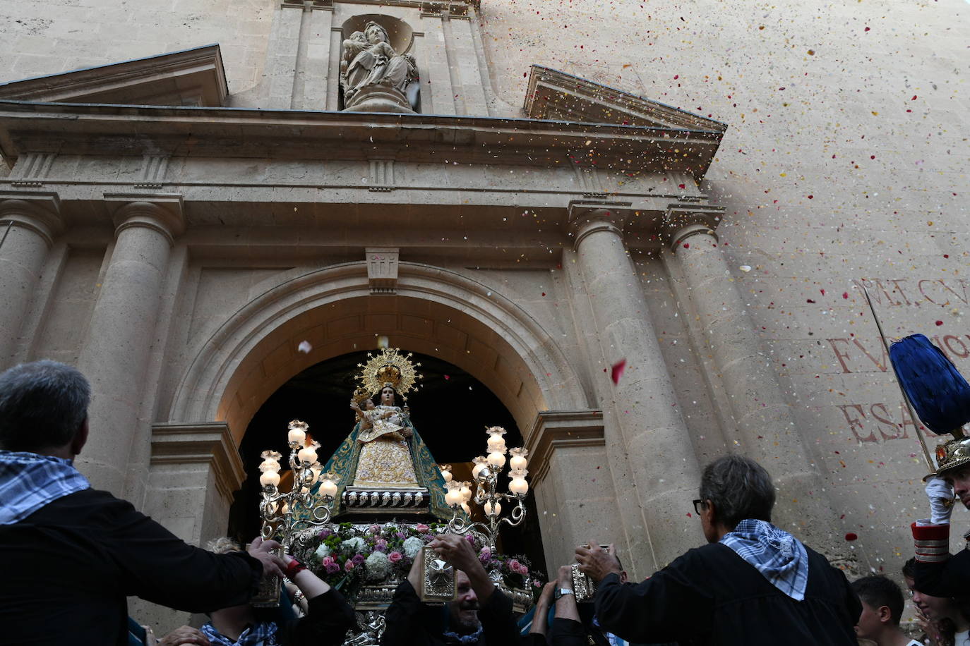 Alicante rinde homenaje a su patrona