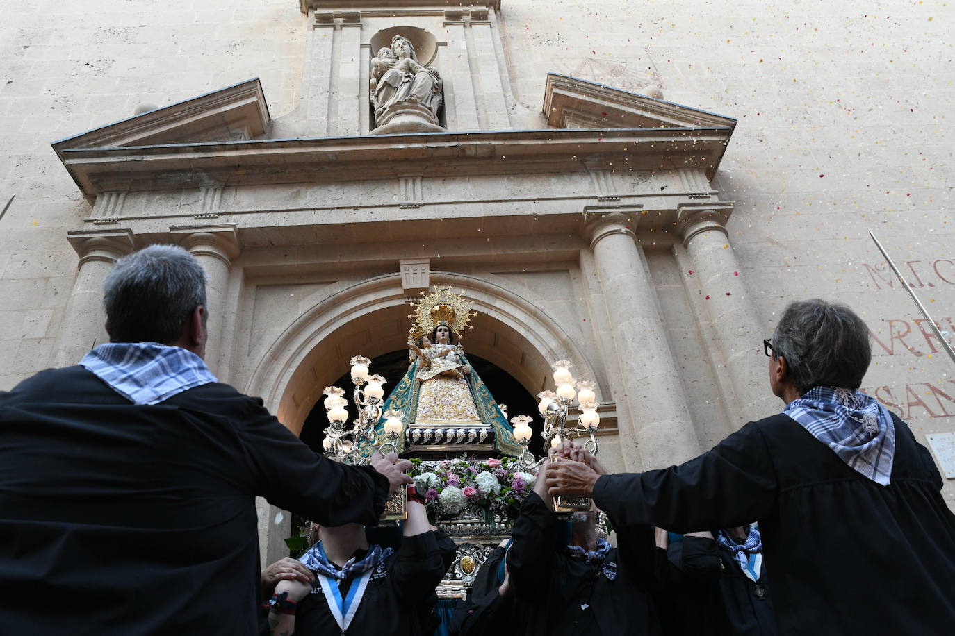 Alicante rinde homenaje a su patrona