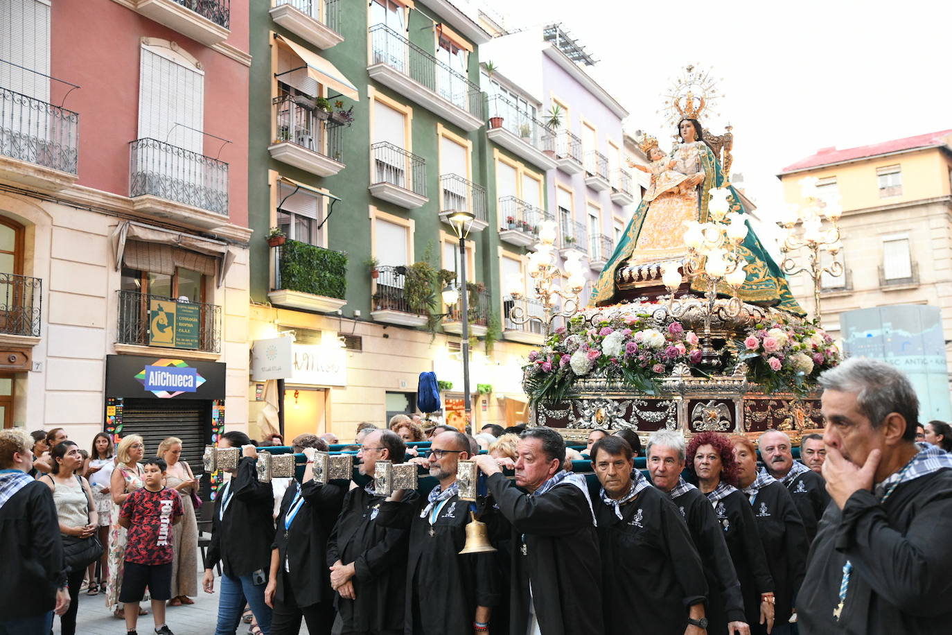 Alicante rinde homenaje a su patrona