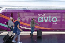 Viajeros subiendo al Avlo.