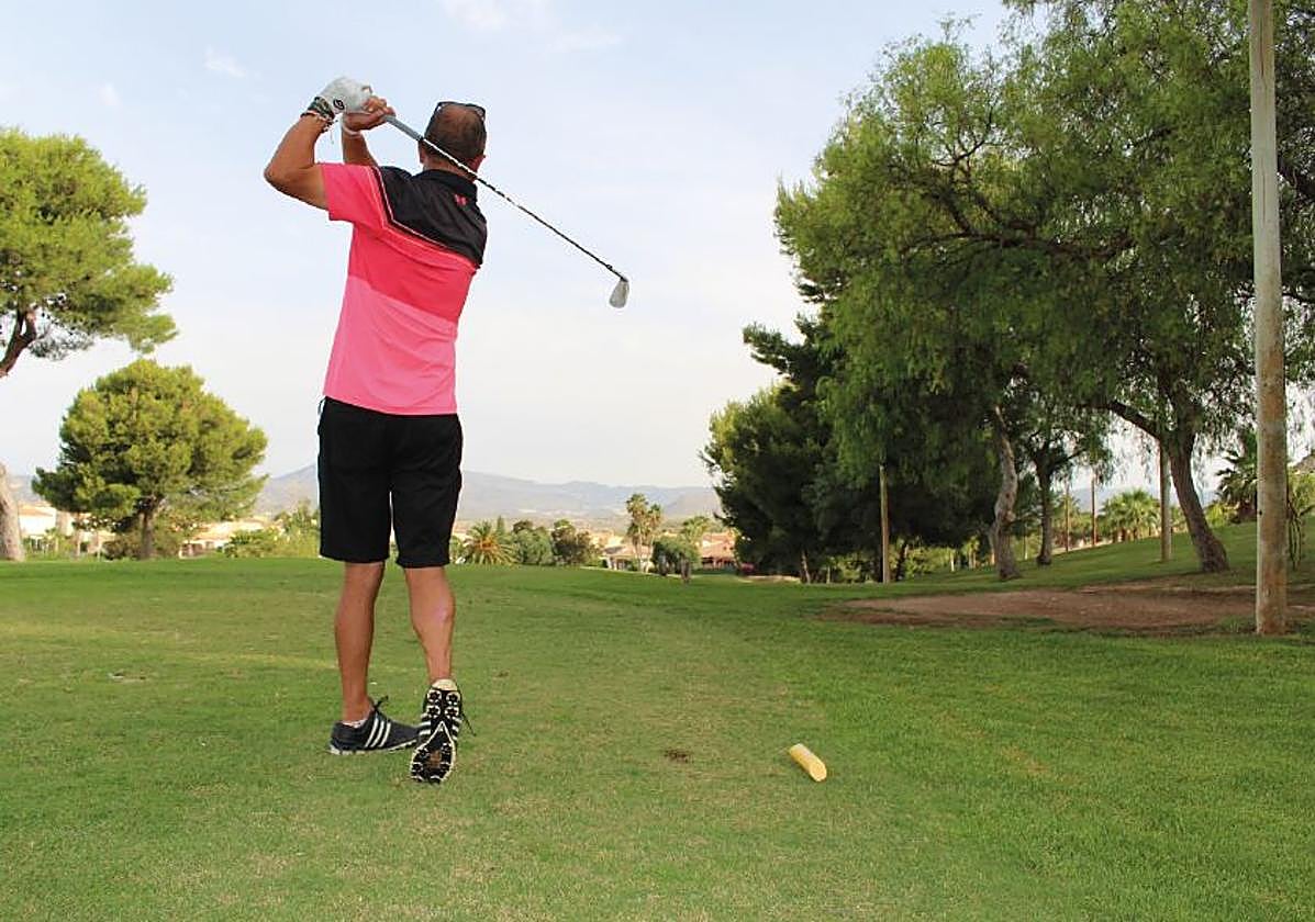 Jugador dando un golpe.