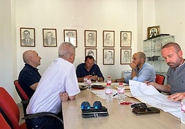 El ministro de Transportes, Oscar Puente (en el centro), durante la reunión en Monforte.
