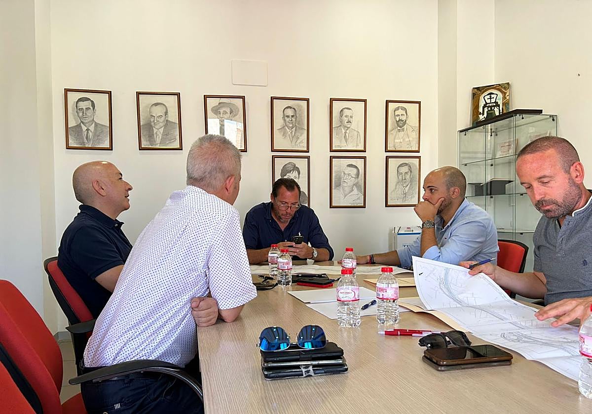 El ministro de Transportes, Oscar Puente (en el centro), durante la reunión en Monforte.