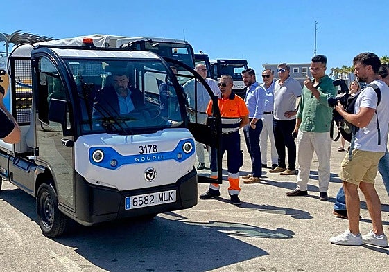 Barcala conduce uno de los vehículos eléctricos en la presentación.