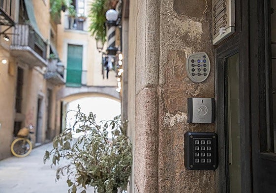 Acceso a una vivienda turística.