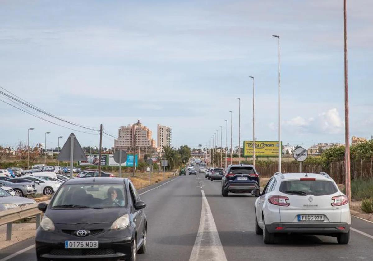 Tráfico intenso en la CV-95 a su paso por el hospital de Torrevieja en una foto de archivo.