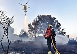 Bombero apagando el incendio de Benidorm.