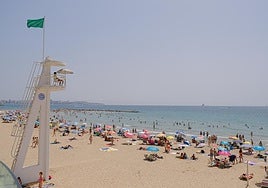 La playa del Postiguet durante el mes de julio de 2024.