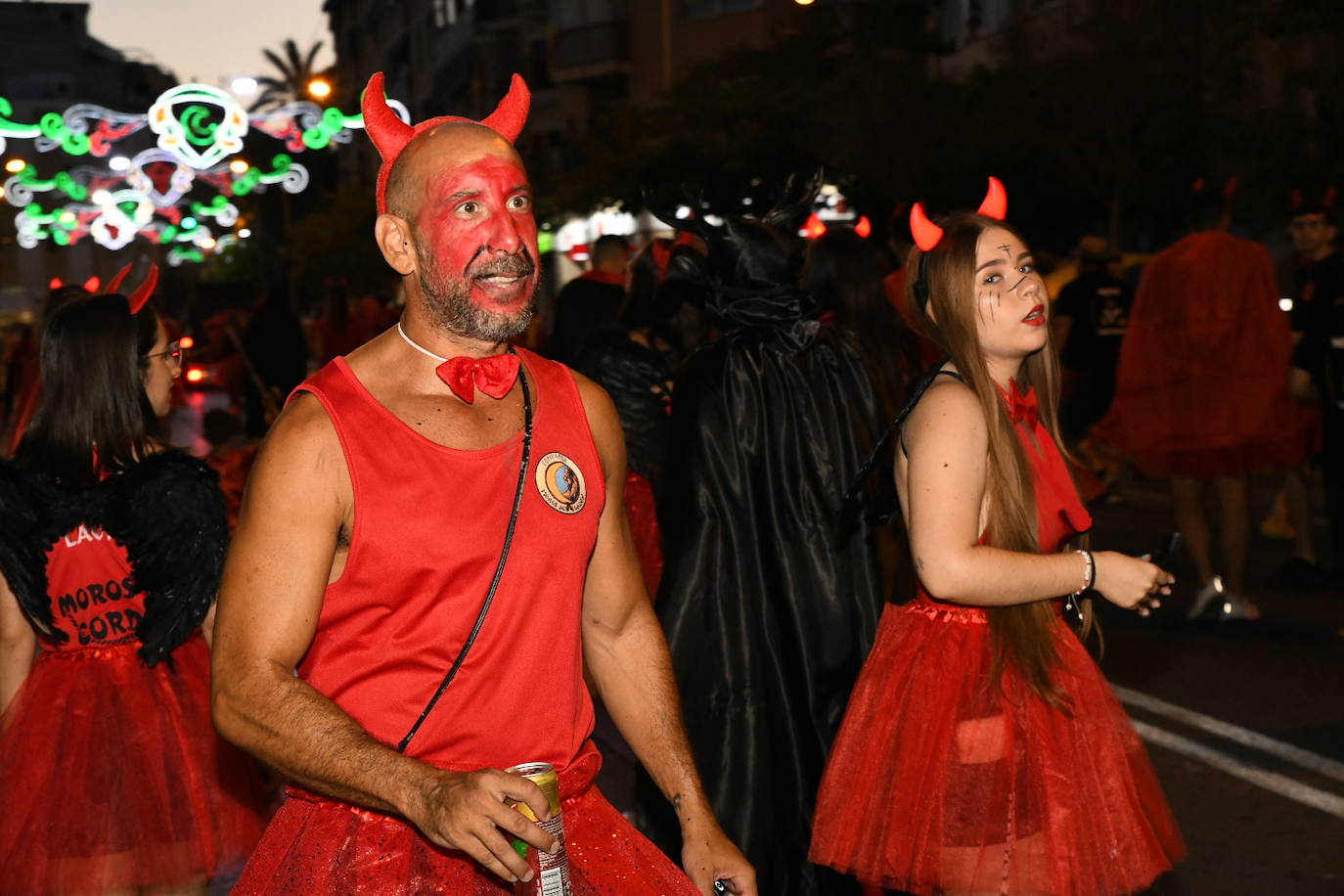 La Retreta de los Moros y Cristianos de Altozano llena de color el barrio