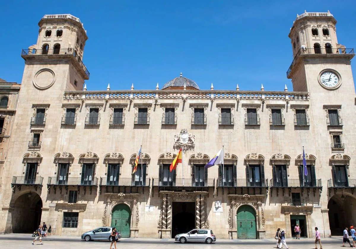 Fachada del Ayuntamiento de Alicante.