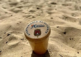 Un cenicero en una playa.