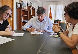 Firma del convenio entre el Ayuntamiento de Villajoyosa y la asociación de vendedores del Mercat.