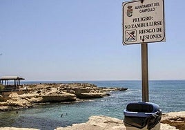 Cartel que avisa del peligro y riesgo al saltar en los Baños de la Reina.