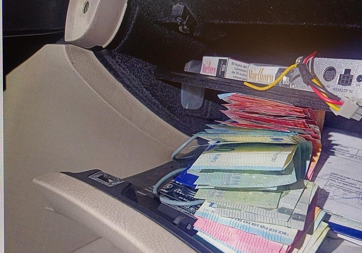 El dinero en efectivo robado por los ladrones.