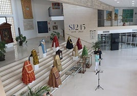 El concejal de Cultura y el párroco de San Juan Bautista, durante la presentación de la exposición.