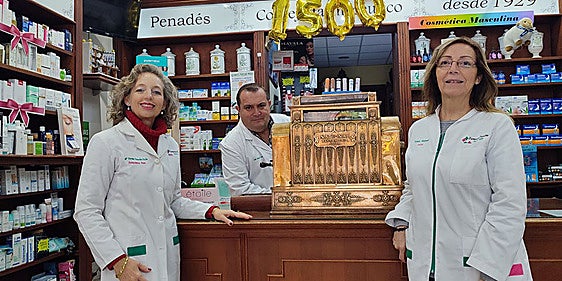Los farmacéuticos de la Farmacia Penadés con los globos de los 1.500 seguidores.