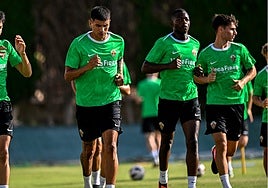 Bakary Traoré realiza carrera continua junto a Nico Castro.