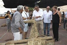 Toni Pérez en su visita a la feria artesanal del cáñamo en Callosa de Segura.