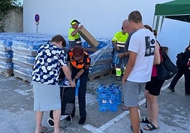 Reparten garrafas de agua entre los vecinos de Teulada-Moraira.