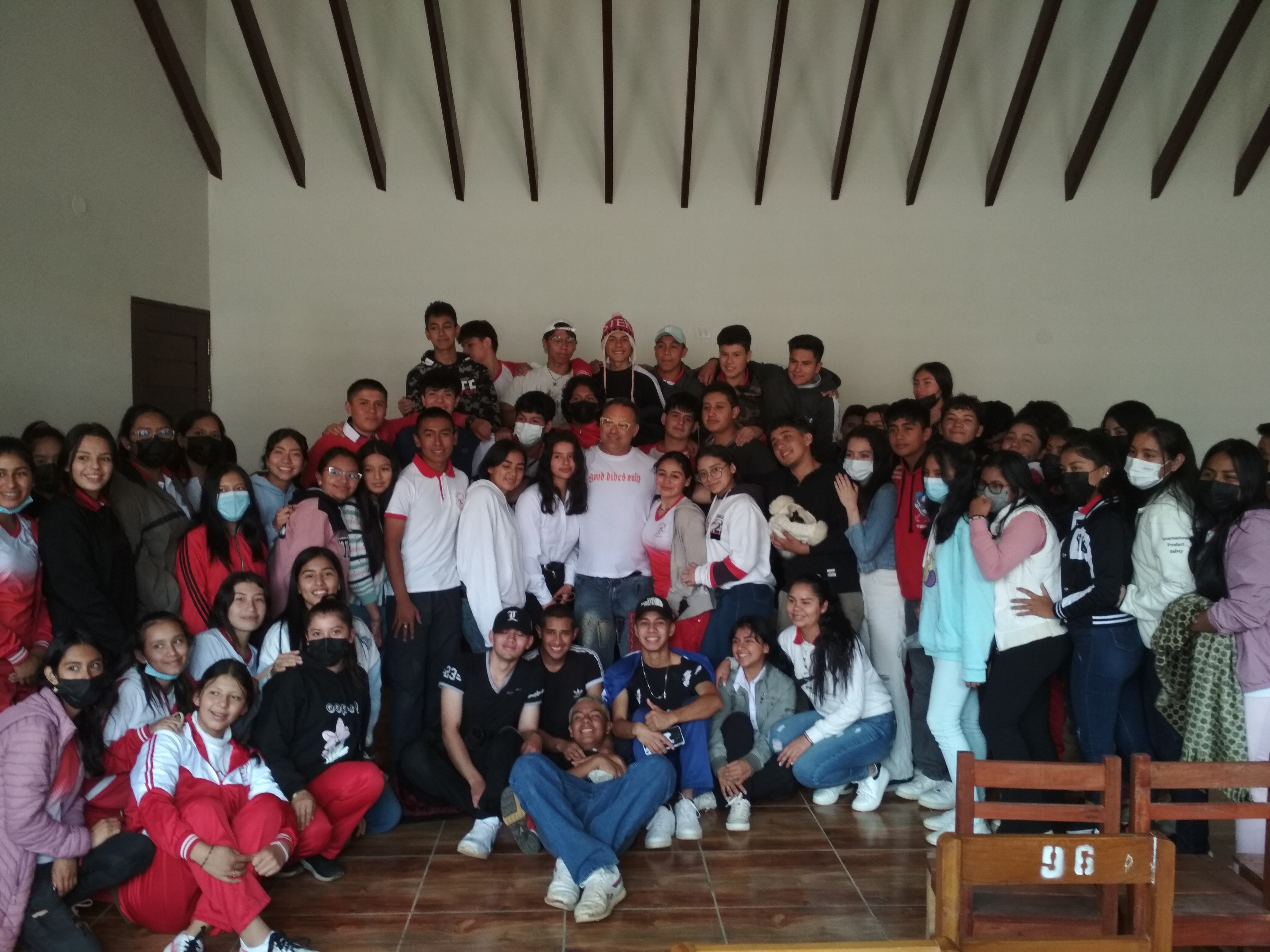 Los jóvenes de Bolivia junto con Jesús Antonio Fernández Olmedo.