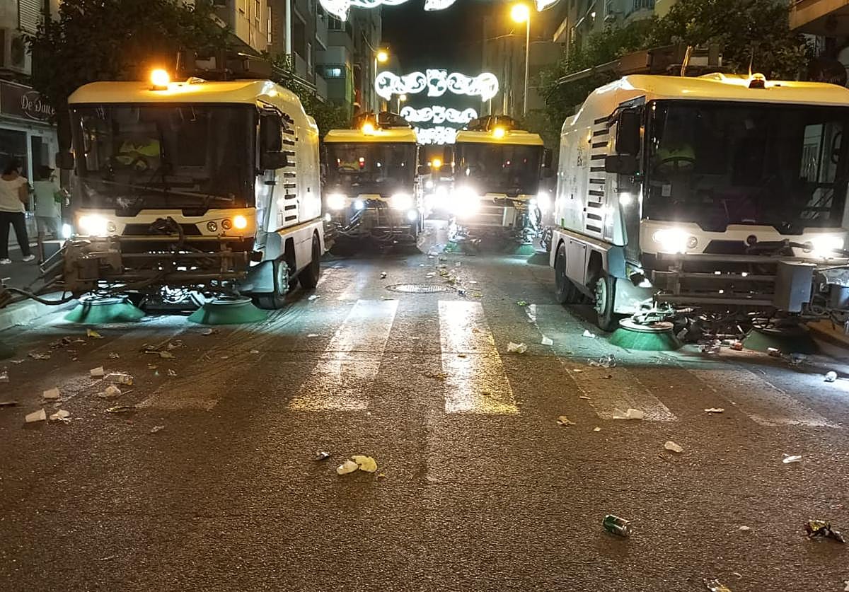 Vehículos de limpieza recogiendo los residuos generados por las Fiestas de Elche.