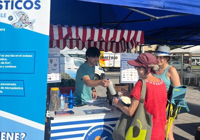 Labores de concienciación en las playas de Alicante.