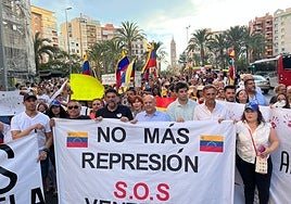 Barcala junto a los manifestantes este domingo.