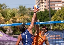 Batalla en la red en uno de los partidos de la mítica Cala de Finestrat.