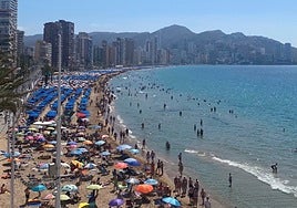 Imagen de la playa de Levante de Benidorm durante el puente de agosto