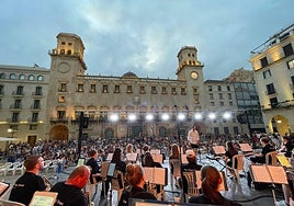 Concierto en la plaza del Ayuntamiento de Alicante.
